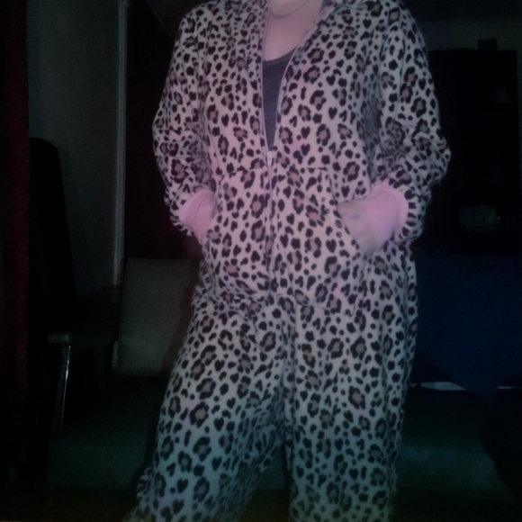 Cheetah print onesie! - Picture 2 of 4